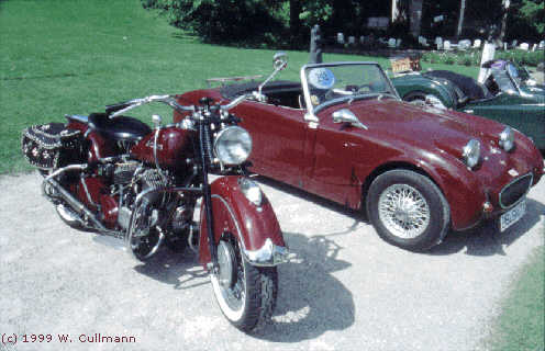Eine wundersch�ne, farblich passende, Kombination. Eine Indian mit einem Austin Healey Sprite MK I
