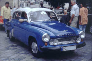 blauer Wartburg mit wei�em Dach