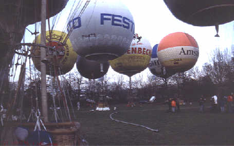 Ballone mit Werbung der Firmen Warsteiner, Festo, Isenbeck, Amstrad
