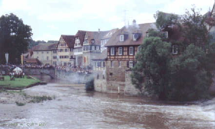 Der Rauch steigt schon auf. Gleich brennt die M�hle.