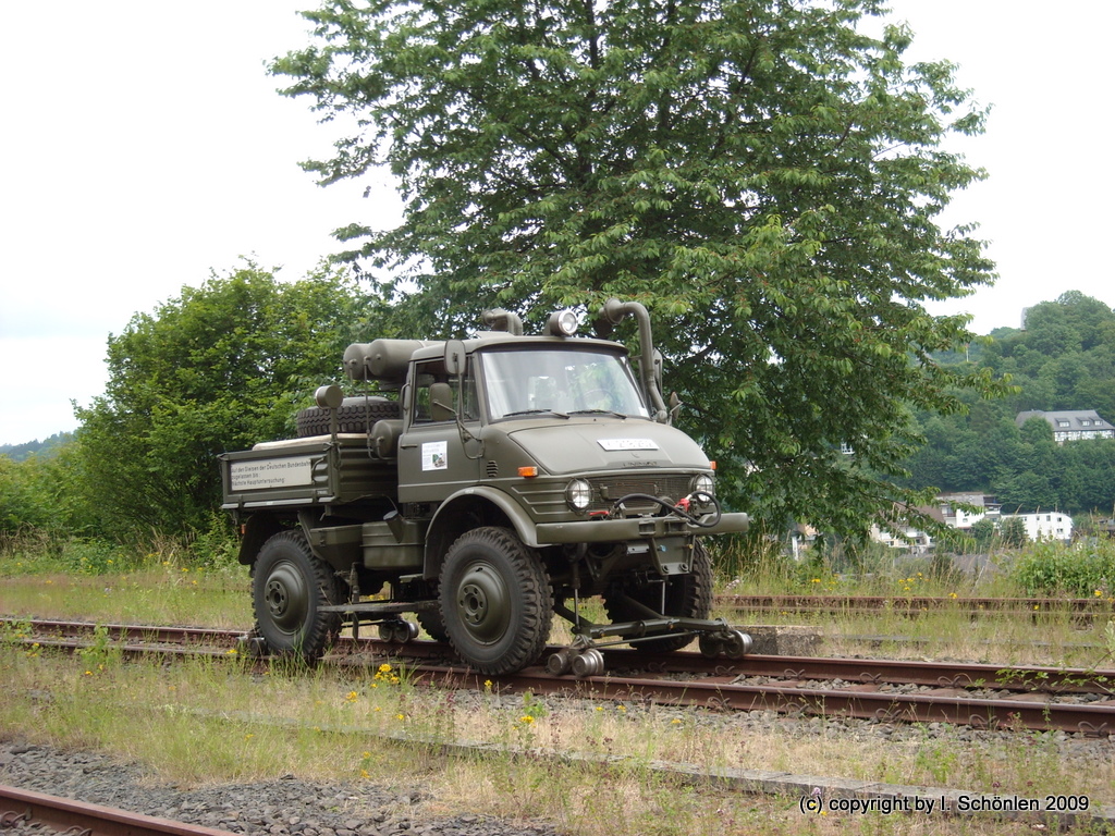 Zweiwege-Unimog auf dem Freigel�nde des Erlebnisbahnhofs.